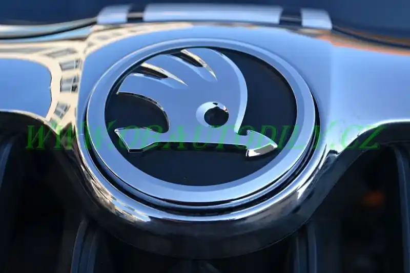 Přední znak ŠKODA nové logo original - stříbrný Bezpečná Platba