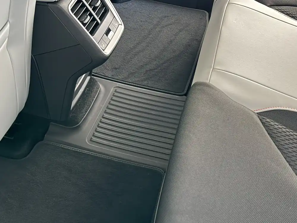 Škoda Enyaq iV, Elroq-Celoroční autokoberec přes zadní tunel original Nejlepší Volba