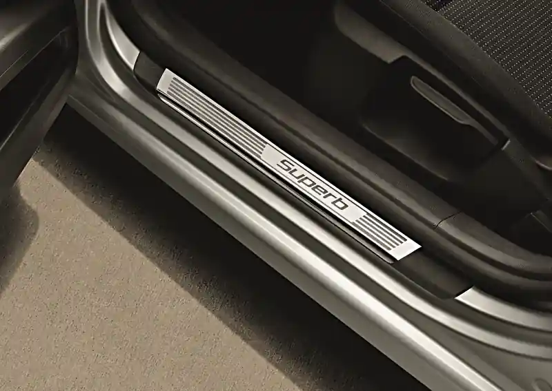 Škoda Superb II-Dekorativní prahové lišty ŠKODA original - stříbrné Nízká Cena
