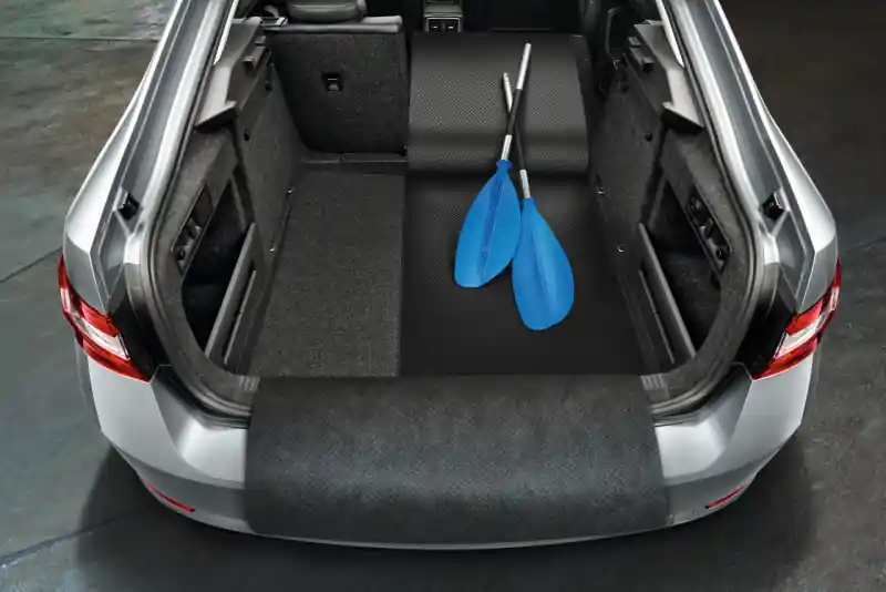 Škoda Superb III sedan-Gumotextilní rozkládací koberec do kufru original Výprodej