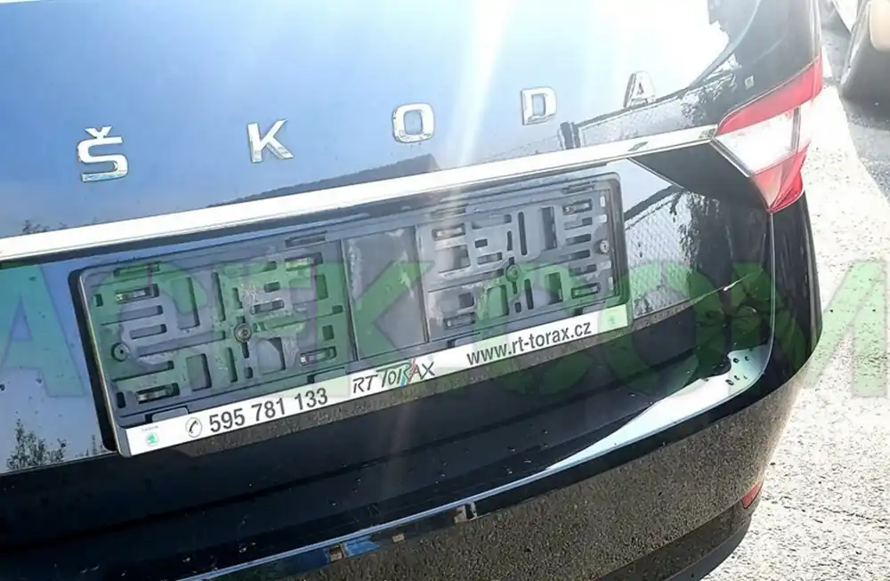 Top Prodej Škoda Superb III sedan-Nerez lišta nad SPZ pátých dveří S DiZAYN - chromová