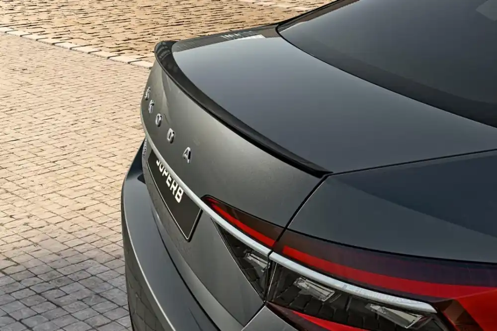 Škoda Superb III sedan-Zadní spoiler SportLine pátých dveří original Expresní Doručení