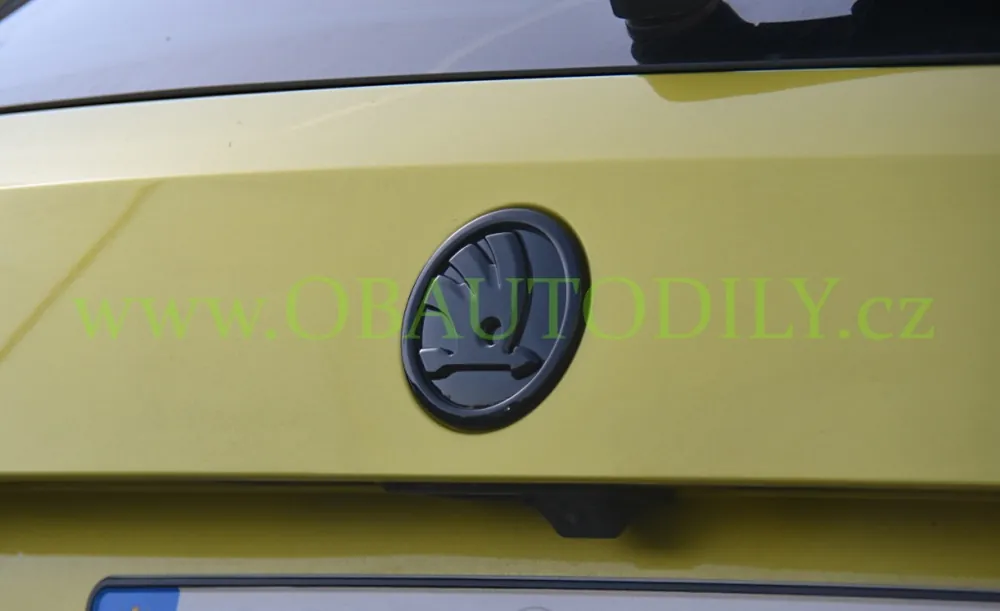 Škoda Superb III-Zadní znak ŠKODA v originál Škoda barvě Black Magic F9R Rychlé Dodání